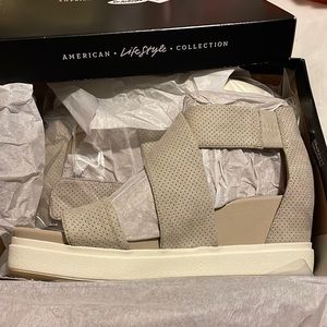 Dr. Scholl’s American Lifestyle Collection Women’s size 8 fashion wedges beige